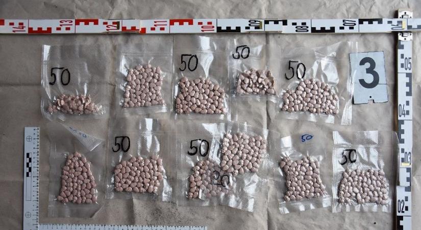 Rengeteg drogot eladott a három díler Szekszárdon és környékén – garázsokban tárolták a kábítószert (fotók)