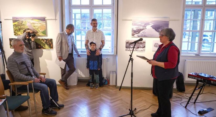 Két világ egy tárlaton: természet és történelem a Vármegyeházán (videó)