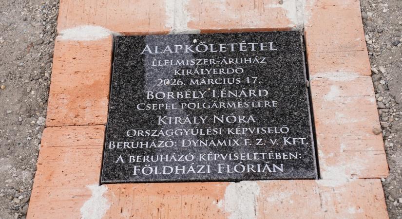 Csepelen már az örökkévalóságnak szól, hogy a kerülettel frissen ismerkedő fideszes jelölt letette a Lidl-bolt alapkövét