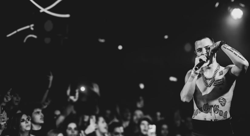 Végre történik valami