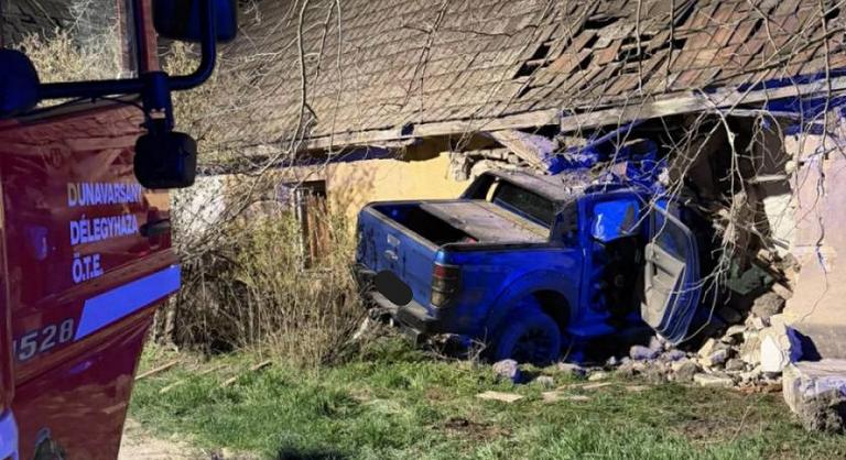 Családi házba csapódott egy terepjáró Bugyi községben, a sofőr súlyosan megsérült