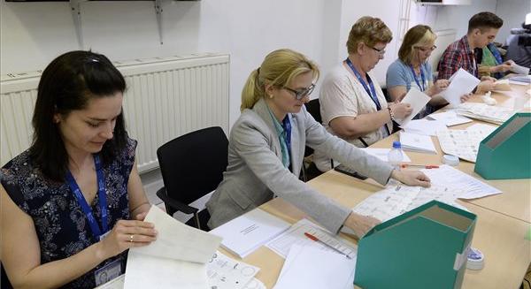 Megkezdték a szavazási levélcsomagok postázását