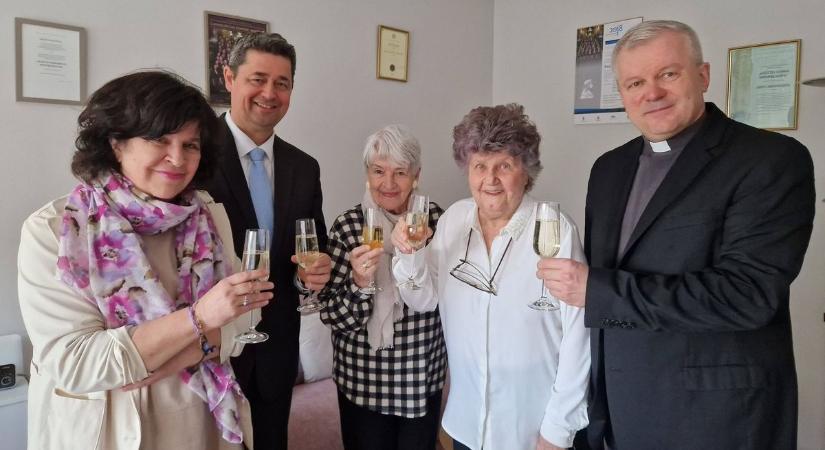 Kilencvenéves lett a kőszegi Gráf Lászlóné, egy neves író is köszöntötte