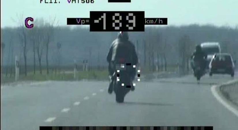 Az életével játszott: majdnem 190-nel repesztett a motoros