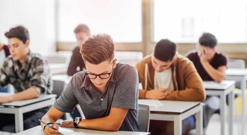 Csalási kísérlet miatt három diákot kizártak a matematika próbavizsgáról