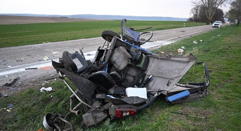 Brutális ütközés lett a figyelmetlen előzésből - Itt vannak a baleset képei, de csak erős idegzetűeknek!