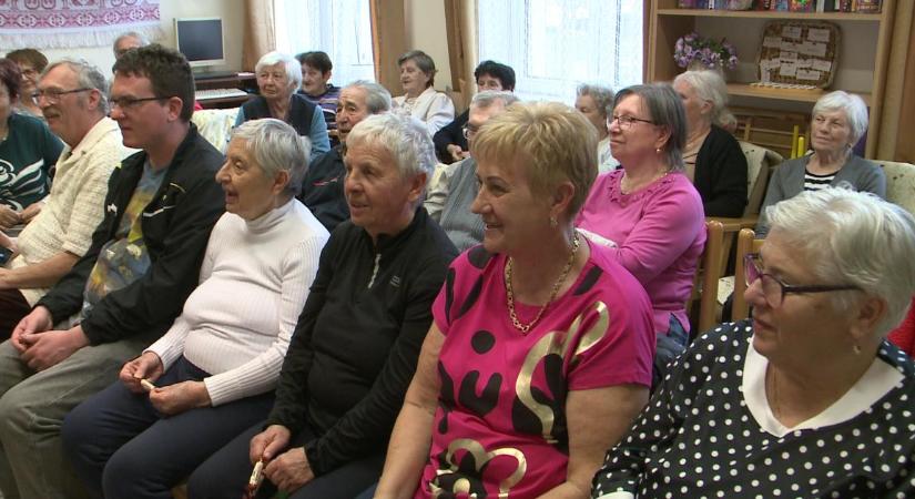 Boldogság, zene és könnyek: együtt ünnepeltek idősek és gyerekek a Kandia utcai klubban