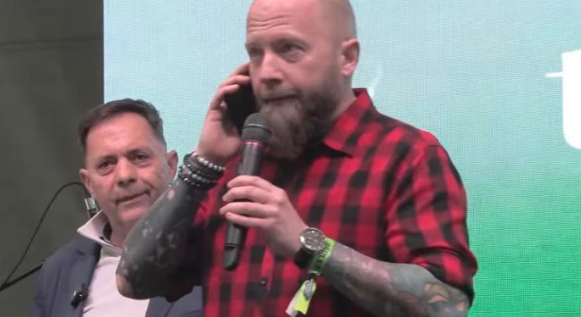 Pócs János a családjával támadta be az Orbánt parodizáló jászberényi polgármestert