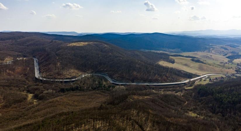 Így kanyarog a magasból nézve a kiszélesített 25-ös főút