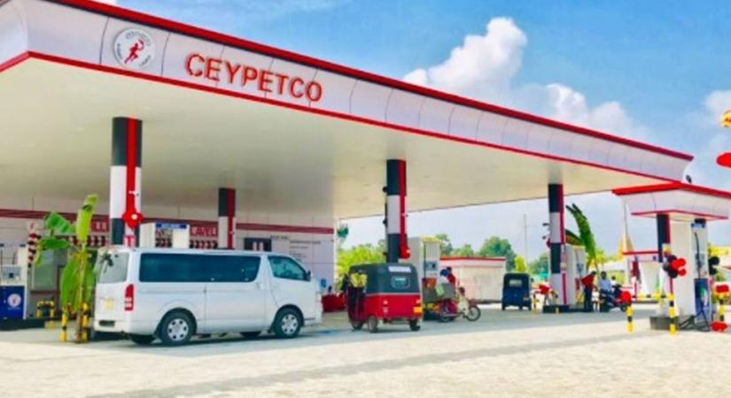 Heti plusz munkaszüneti nap révén takarékoskodik az üzemanyaggal Srí Lanka