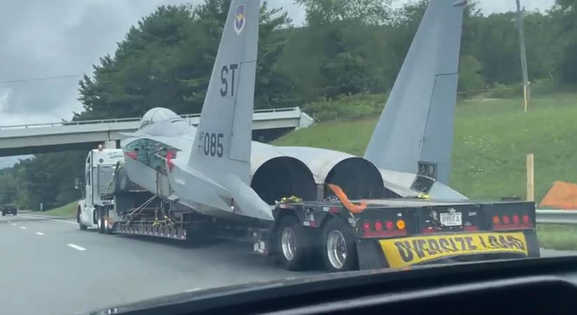 Autópályán videózták a vadászgépet, így látszik milyen hatalmas egy F-15-ös