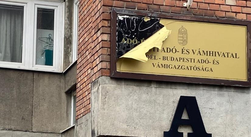 444: Politikusok is hivatalosak voltak a NAV-tábornok kinevezési bulijára