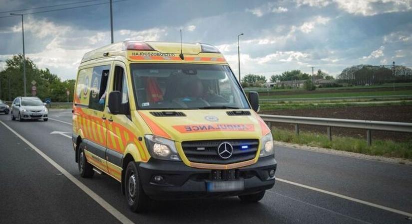 Szalagkorlátnak csapódott egy autó a 8-as főút vasi szakaszán