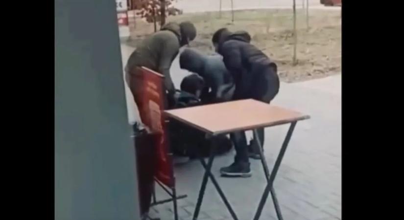 Egyre több erőszakos jelenet Ukrajnában, újabb férfiakat vittek el kényszerrel a frontra