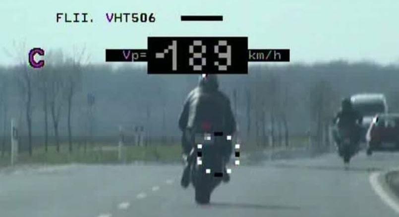 A jó idővel megjelentek a gyorshajtó motorosok is – neki 312 ezer forintjába került