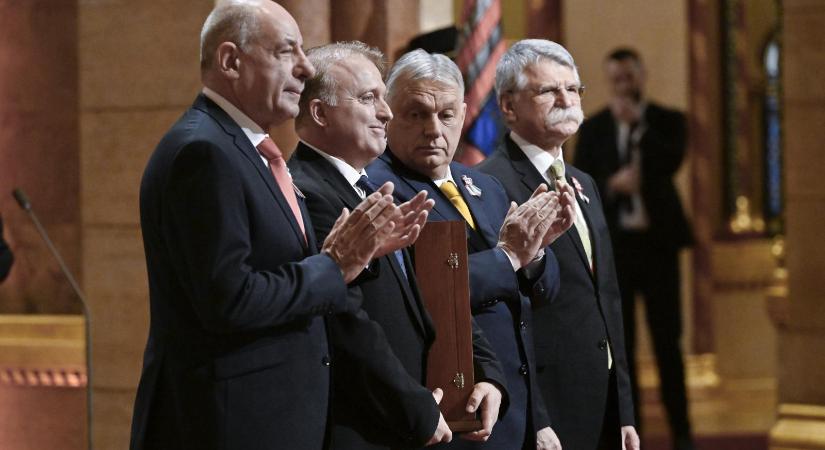 Megszólalt Lackfi János, szerinte az édesanyja éppen nem volt bent azon bizottsági ülésen, amelyen döntés született az ő Kossuth-díjáról