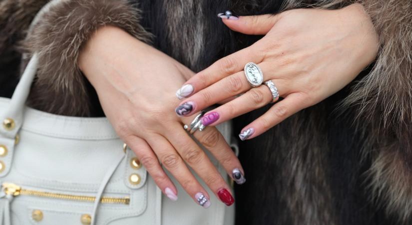 Erre a testrészre rakatnak szegecseket a nők most tavasszal