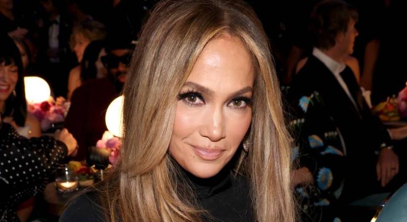 Az 56 éves Jennifer Lopez élete legdögösebb miniruhájába bújt: szexi lábain ámulnak a rajongók