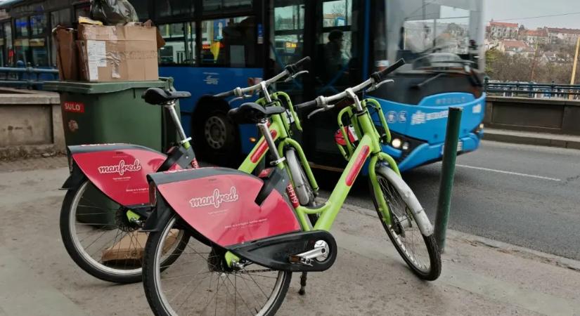 A hét közepétől újra bubizhatunk a Manfredra átmatricázott közbringákon