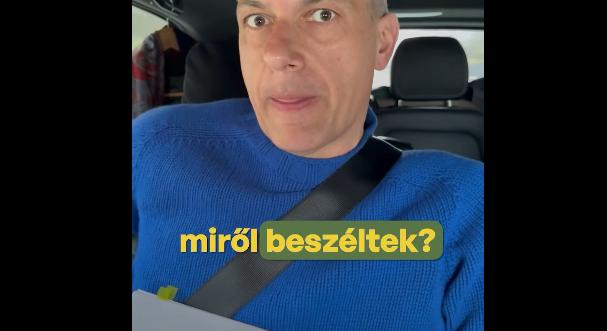 Lázár János véletlenül a kamerába tartotta a Lázárinfó forgatókönyvét, rajta minisztériumi dolgozók neveivel és rengeteg mobiltelefonszámmal