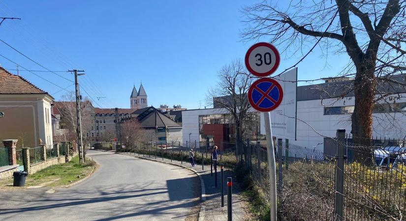 Újabb csapás az autósoknak Pécsen: további parkolóhelyek tűntek el