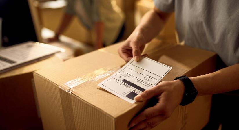 Precízió, tempó, megbízhatóság: hogyan támogatja a korszerű címkeadagoló a versenyelőnyt?