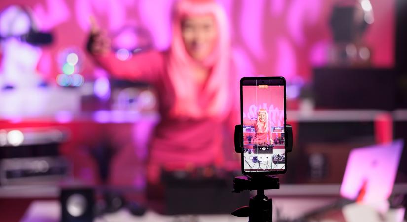 Megvásárolja az influenszereket a Fidesz a Tisza elleni dezinformációs kampányhoz?