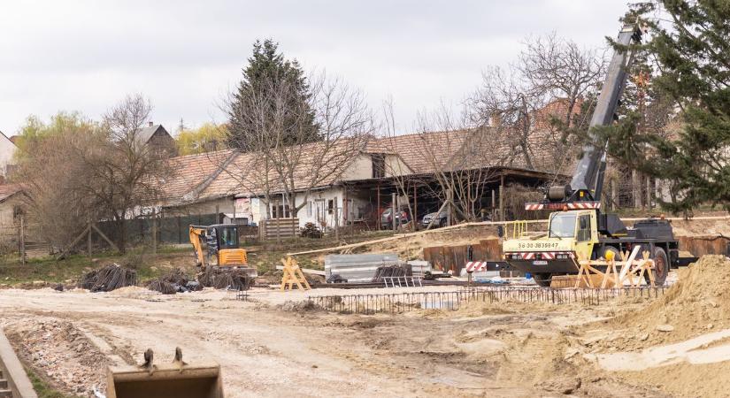 Új fejezet Környe életében: elkezdődött a multifunkcionális csarnok építése