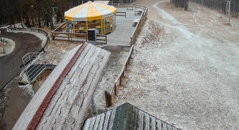 Fehérbe öltözött a Kékes, havazott és jégdara is hullott a Mátrában
