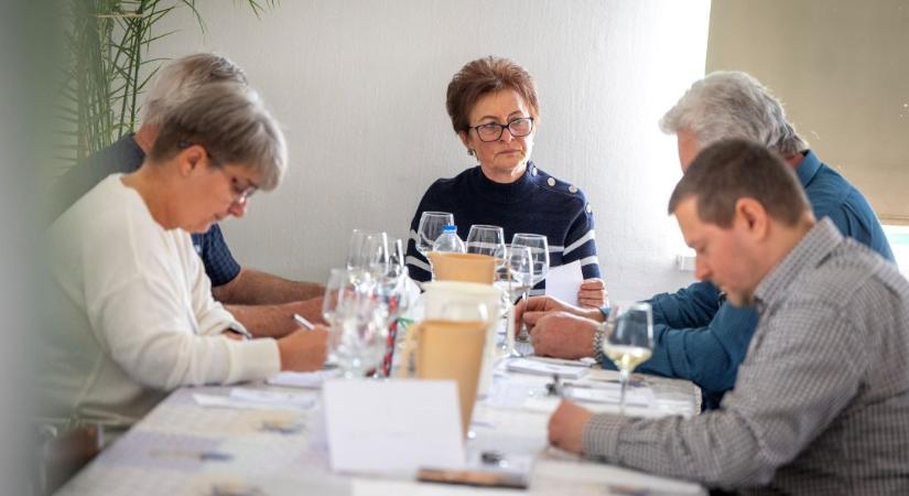 Négy bizottságban zajlott a pontozás