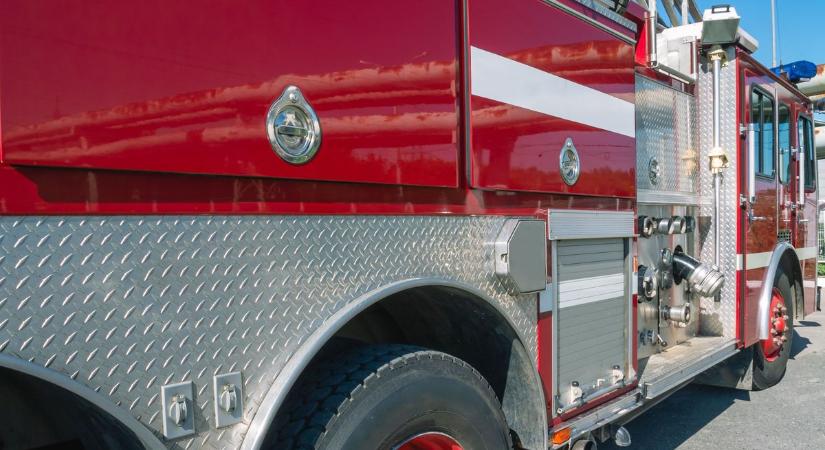 Két autó és egy busz ütközött Tassnál