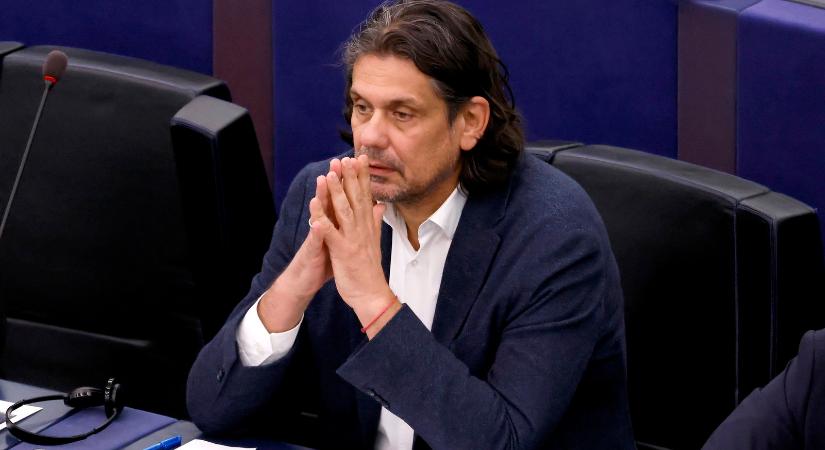 Fiával mutatkozott a Fidesz csúcspolitikusa, az emberek lélegzete elállt a hasonlóságtól