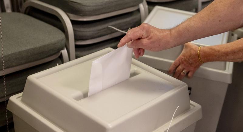 Elindultak a szavazási levélcsomagok