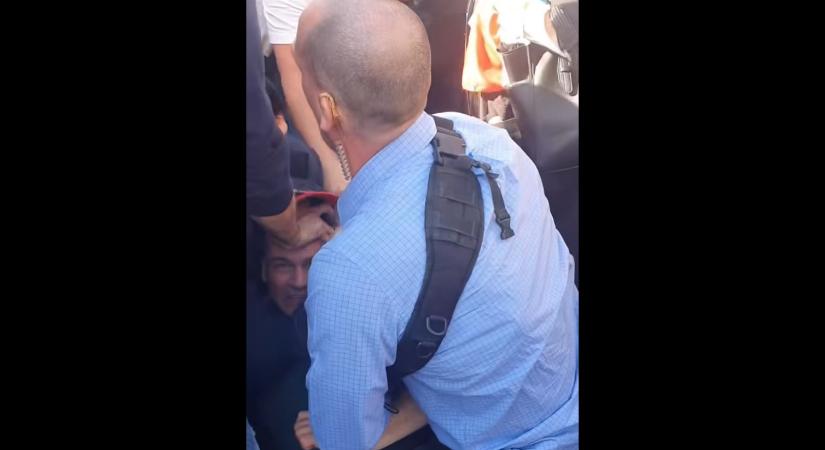 TEK-esek hurcolták el az Orbánt bíráló tüntetőt a Békemenetről (videó)