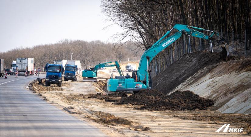 Az M1-es autópálya bővítése: Földmunkák és töltésszélesítés következik
