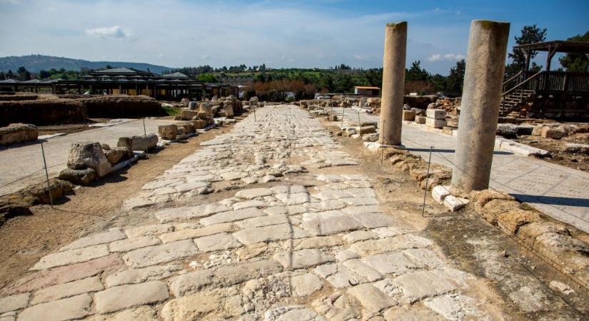 Izraelben műemlék-fosztogatókat fogtak, a rendészeknek velük együtt kellett óvóhelyre menekülni