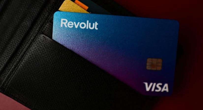 Nagy dobásra készül a Revolut: jönnek a magyar bankszámlák!