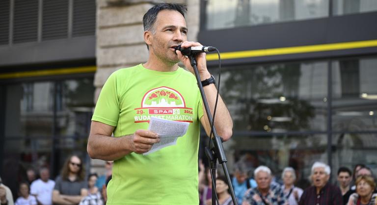 Hadházy Ákos: Ismét fogva tartották a volt főnyomozót, mert a Békemeneten a miniszterelnököt bíráló molinót tartott fel