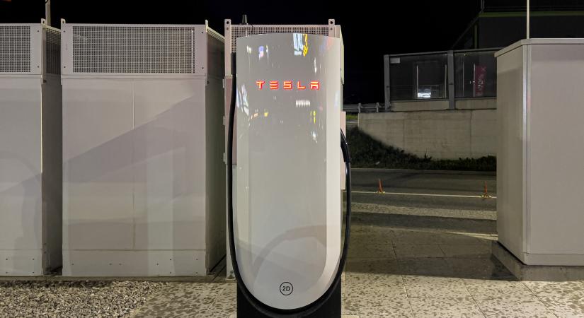Befejezte a generációváltást a Tesla töltőgyára