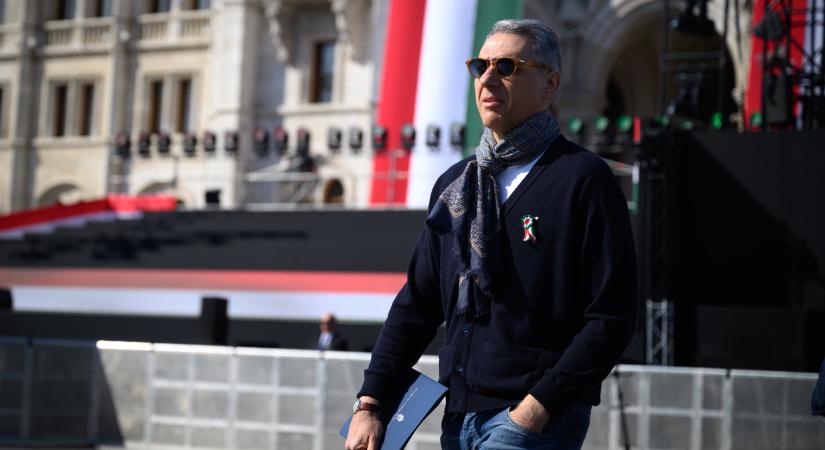 Lázár véletlenül megmutatta a kamerának, hogy minisztériumának dolgozói is besegítenek a kampányba