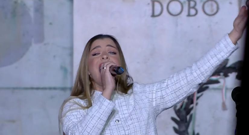 Hatalmas a tömeg az egri békemeneten: Dér Heni nyitotta meg Orbán Viktor országjárását