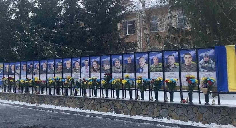 Zelenszkij elárulta az ukrán népet: sokkal több a hősi halott, mint amennyit beismert