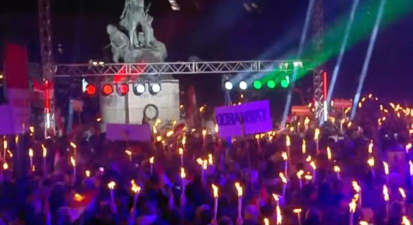 "Győzni fogunk!" - hatalmas hangerővel zúg a tömeg az egri békemeneten