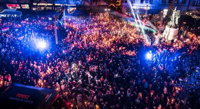 Lélekemelő képek az egri békemenetről: egy emberként dobban a tömeg szíve