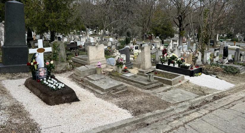 Szívfacsaró fotók! Ma lenne 82 éves Voith Ági, így néz ki most a sírja