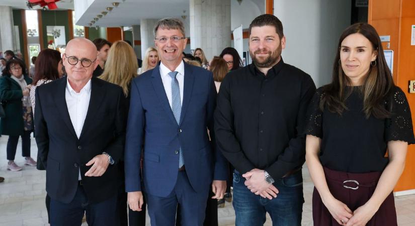 Tablet-szülők: láthatatlan veszély hálózza be a gyerekek mindennapjait – figyelmeztettek szakemberek a zalai város konferenciáján! (galéria, videó)