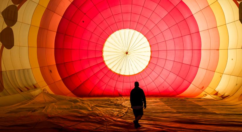 Fotókon a baleset: buszra zuhant egy hőlégballon
