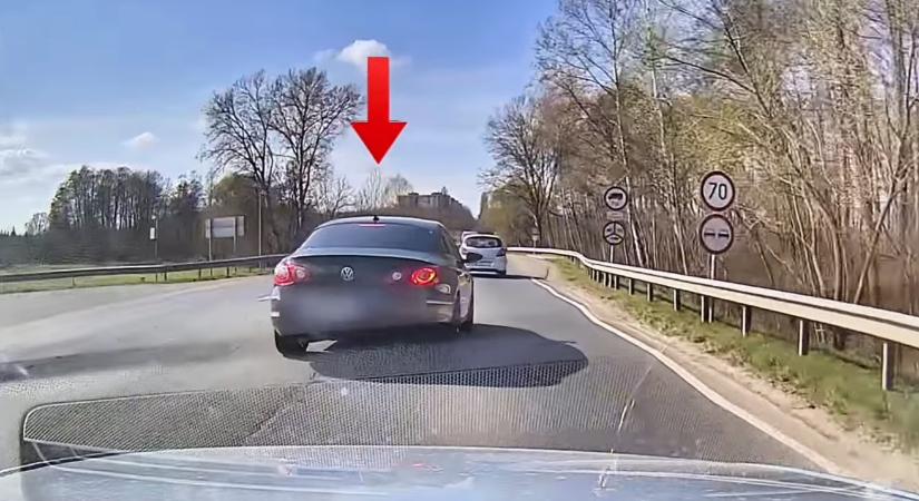 Forgalomból kivont autóval, kanyarodósávból, záróvonalon át előzte meg a rendőrautót