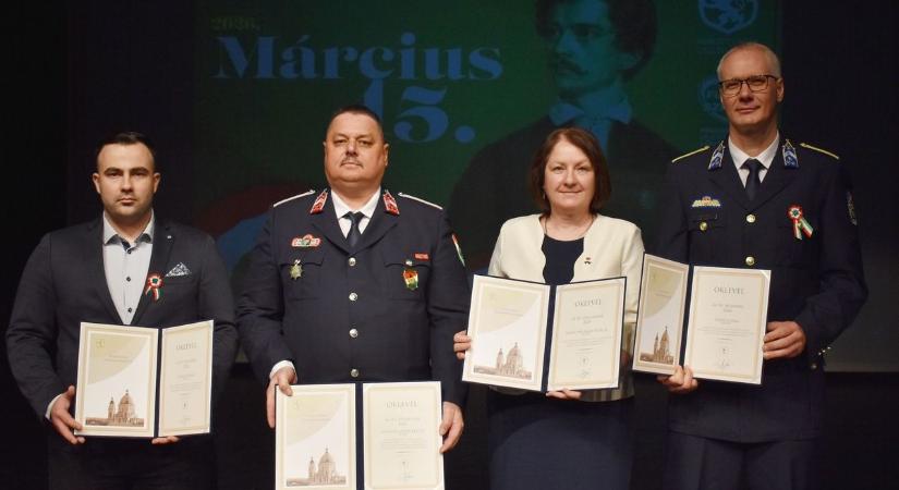 Négy szakember munkáját ismerték el, átadták az év szolgálati díjait Cegléden