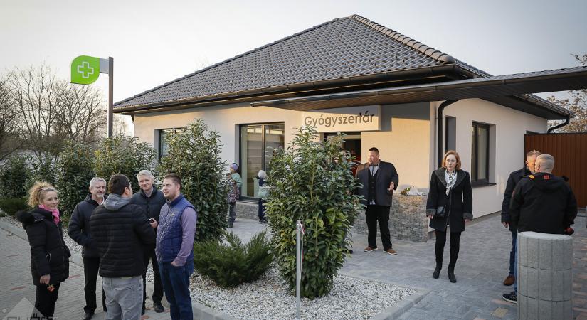 Nyolcegységes szolgáltatóközpontot adtak át Péren